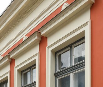 Műemléki környezetben található cívisház homlokzata újult meg a Simonffy utcán